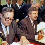 Die Minister Konowalow (l.) und Möllemann unterzeichneten vor 20 Jahren das Abkommen