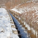 Trotz Dauerfrost geben die Böden viel Wasser ab, wie hier am Borbachdamm in Bad Schlema