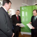Die Geschäftsführer der Wismut GmbH erhalten den Vertrag als Projektträger für die Sanierung der Altstandorte von Sven Morlok
