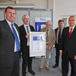 Die Geschäftsführer der Wismut GmbH, Hardi Messing (l.) und Dr. Stefan Mann (r.), übernahmen die Bescheinigung über die Erfüllung der Anforderungen des Gütesiegels