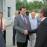 Begrüßung des Ministers durch Geschäftsführer Hardi Messing an der Wasserbehandlungsanlage Helmsdorf