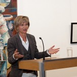 Barbara Ludwig, Oberbürgermeisterin der Stadt Chemnitz, fand in ihrem Grußwort Chemnitz als Ort der Ausstellung als gut gewählt und war gespannt auf die gezeigte Kunst