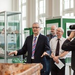 Wismut-Geschäftsführer Dr. Stefan Mann eröffnet die Ausstellung im Zechenhaus