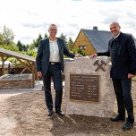 Enthüllten einen Erinnerungsstein Bürgermeister Ingo Seifert und Oberberghauptmann Prof. Bernhard Cramer
