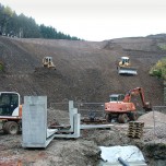 Profilierungsarbeiten und Bau der Entwässerung mit Stützwand im November 2015