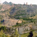 Der Uranerzbergbau hatte tiefe sichtbare Wunden in der Landschaft hinterlassen u.a. den Tagebau Lichtenberg bei Ronneburg
