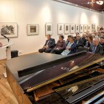 Rainer M. Türmer, Geschäftsführer der Wismut GmbH, begrüßte die weit über 100 Gäste zur Eröffnung der Ausstellung „EINBLICKE – Ausgewählte Werke der Wismut-Kunstsammlung“ in der Galerie am Domhof Zwickau