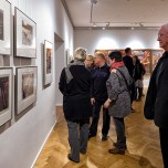 Die Ausstellung umfasst 85 Werke von 70 Künstlern aus den Bereichen Malerei, Grafik und Plastik.