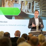 Der Abteilungsleiter für Energiepolitik im Bundeswirtschaftsministerium Thorsten Herdan sprach in seinem Grußwort von beeindruckenden Ergebnissen der Sanierung der sächsischen Wismut-Altstandorte