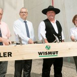 Die Bauherren der Wismut GmbH (Bereichsleiter Carsten Wedekind, Geschäftsführer Dr. Stefan Mann und Projektverantwortliche Jana Schmidt, v. l.) mit einem Mitarbeiter der Baufirma