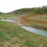 Wasserbecken auf der Fläche des ehemaligen Auflandebeckens an der Halde Beerwalde. Die Arbeiten nördlich der BAB 4 bei Ronneburg sind abgeschlossen.