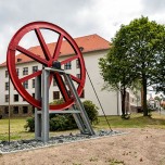 Gut sichtbar auf dem Campus der TU Bergakademie an der Leipziger Straße zeugt das Industriedenkmal vom Bergbau der Wismut und der jahrelangen guten Zusammenarbeit beider Institutionen