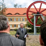 Für Rektor Prof. Dr. Klaus-Dieter Barbknecht regt das Denkmal zum Nachdenken über die eigene Geschichte an