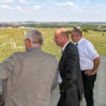 Bernd Günther und Dr. Michael Paul erläutern Wirtschaftsminister Tiefensee vom Aussichtsturm auf der Schmirchauer Höhe aus das Areal des ehemaligen Tagebaus