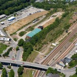 Luftbild der ehemaligen Zeche 20 im Jahr 2014 mit Busplatz und bereits saniertem Bereich (durch aufgebrachten Boden beige eingefärbte Flächen, rechts neben dem Busplatz und der Güterhalle)