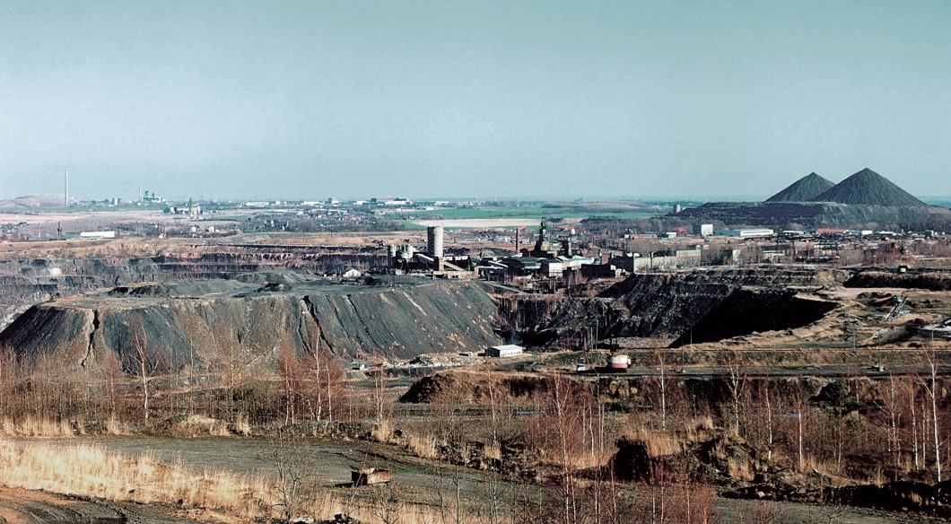 Landschaft um Ronneburg in Thüringen 1991: Im Bild zu sehen ein Teil des Tagebaurestloches Lichtenberg, Bergbauanlagen und die weithin sichtbaren Spitzkegelhalden