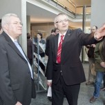 Wismut-Geschäftsführer , Dr. Stefan Mann (rechts), beim Rundgang durch die Ausstellung mit Staatssekretär Herbert Wolff (links)