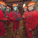 Die Oberführer der Wismut-Grubenwehr, Mario Igler (r.) und Tino Zupp (2. v. r.) erklären den Wehrmännern der Bergsicherung die nächste Aufgabe