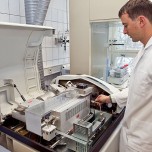 Die Kompetenz der Labore der Wismut GmbH wurde von der Deutschen Akkreditierungsstelle bestätigt. Modernste Verfahren, im Bild ein Massenspektrometer im Labor Königstein, sichern die Qualität.