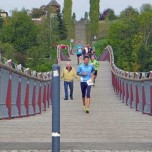 Zieleinlauf über die Drachenschwanzbrücke
