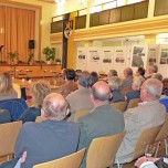 Vor interessiertem Publikum: Bürgermeisterin Krimhild Leutloff eröffnet die Ausstellung im Ronneburger Schützenhaus