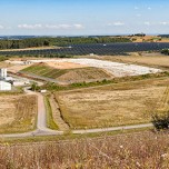 Blick von der Schmirchauer Höhe zur Wasserbehandlungsanlage (WBA) Ronneburg und den Solaranlagen auf der Fläche des ehemaligen Bergbaubetriebs Reust