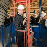 Auf einer Presserundfahrt vor dem Festakt verschaffte sich der sächsische Wirtschaftsminister Martin Dulig einen Eindruck von den Arbeiten am Schacht 75 in Schneeberg