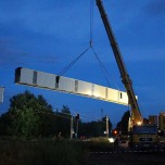 Mit einem 500 Tonnen Autokran wurde das Brückenteil schließlich abgehoben 
(Foto: Gerd Meyer)