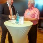 Betriebsratsvorsitzender Stefan Hohenhausen (r.) im Gespräch mit Staatsminister Martin Dulig