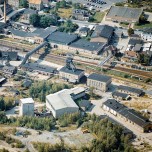 Ausschnitt der Betriebsfläche mit den Schächten 1 (rechts) und 2 auf einem Foto von 1992. Alle Gebäude und Anlagen wurden abgebrochen.