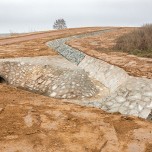 Gerinne zur Ableitung gefasster Oberflächenwässer und Wege zur Nutzung des Geländes waren die letzten Arbeiten am Aufschüttkörper