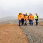 Verantwortliche der Thüringer Behörde und der Wismut GmbH bei der Abnahme der Sanierungsarbeiten auf dem Areal des ehemaligen Tagebaus