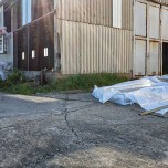 Asbesthaltige Baustoffe (im Bild die ehemalige Lagerhalle) werden fachgerecht demontiert und entsorgt