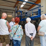 Projektleiter Gisbert Schöne erläuterte Besuchern in der Wasserbehandlungsanlage Schlema-Alberoda die Technologien