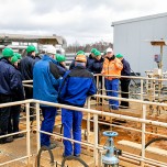 Auf einer Befahrung der Aufbereitungsanlage für Flutungswasser stellten Mitarbeiter der Wismut GmbH die Wasserbehandlung am Standort vor und berichteten über die laufenden Umbauarbeiten