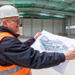 Projektverantwortlicher Jürgen Meyer mit dem Plan  der technischen Anlagen, deren Einbau in den kommenden Monaten folgt