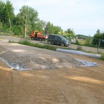 Lagenweiser Einbau im Probefeld des Hochwasserschutzdeiches auf der Betriebsfläche Crossen