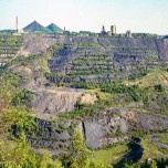Das Tagebaurestloch mit dem Bergbaubetrieb Schmirchau und den Spitzkegelhalden des Bergbaubetriebes Reust, 1990