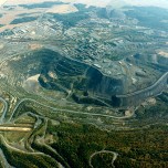 Das Luftbild von 1991 zeigt die Dimensionen des Tagebaues am Rande Ronneburgs