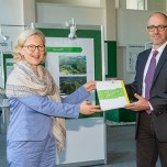 Regina Kraushaar übergab die Genehmigung zur Vorflutanbindung bei ihrem Besuch an den technischen Geschäftsführer der Wismut GmbH, Dr. Michael Paul