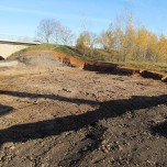 An der Zwickauer Mulde wird das alte aus kontaminiertem Material bestehende Dammbauwerk abgetragen