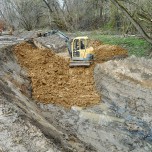 Einbau einer Dichtschicht in den Gessenbach zur Vermeidung von Versickerung des Bachwassers