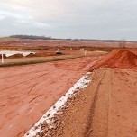 Getrennte Einlagerungsflächen für Immobilisat, Bauschutt und Schrott (v. l.) auf der IAA Culmitsch im Becken A Dezember 2021