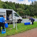 Im Kurpark Aue-Bad Schlemas wurden an einer Grundwassermessstelle Wasserproben in Kanister gefüllt