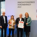 Innovationspreis für die Wismut GmbH: (v. l.) Peter Adrian, Präsident des Deutschen Industrie- und Handelskammertags e. V., Ina Mättig (Bereich Öffentlichkeitsarbeit/Projektgruppe 