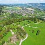 Projektgebiet und Baustraßen im Grubenfeld 98 (im Hintergrund die Ortslagen Erla/Bermsgrün und Schwarzenberg, 2021)