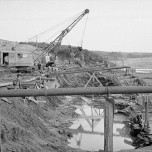 Arbeiten am Hauptdamm 1964. In die Anlage wurden die Schlämme der Uranerzaufbereitung gespült.