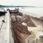 Subaquatische Verklappung: 2003 wurde von Booten aus eine Abdeckschicht auf die Tailings aufgetragen