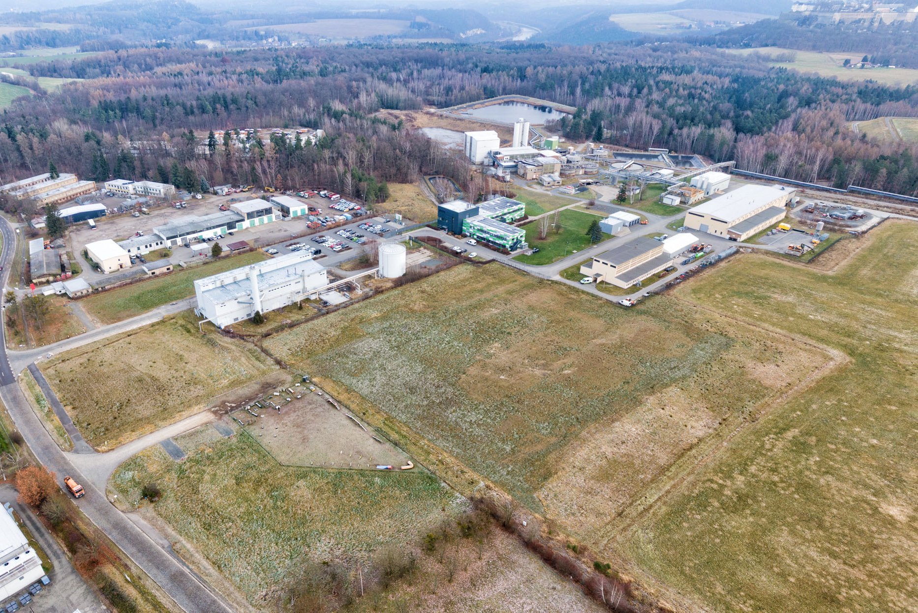 Betreibsfläche mit Grünland und Gebäuden