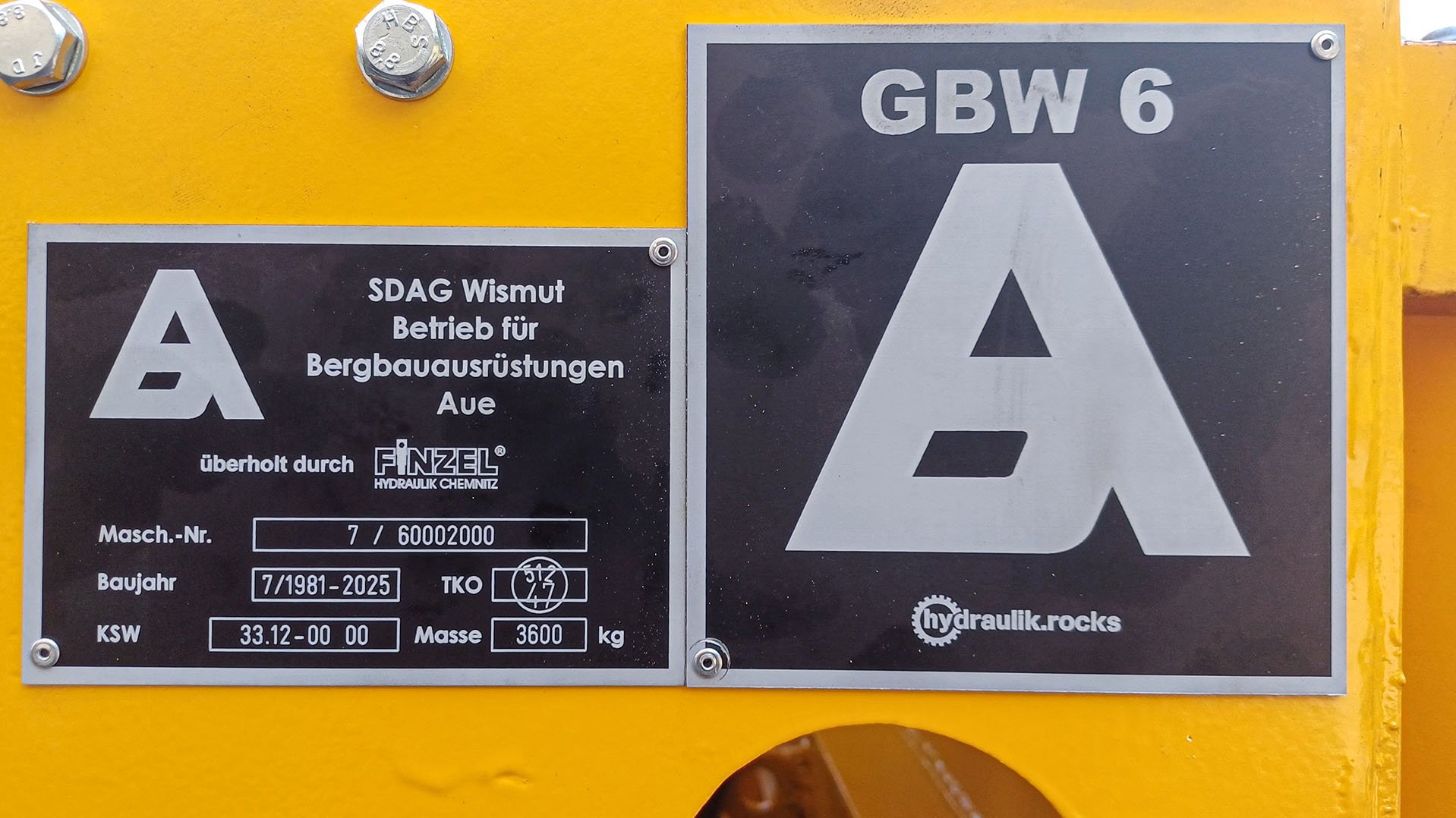Schild mit GBW 6 gebaut durch SDAG Wismut Betrieb für Bergbauausrüstungen Aue, überhohlt durch Finzel Hydraulik Chemnitz